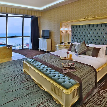 Ramada By Wyndham מלון