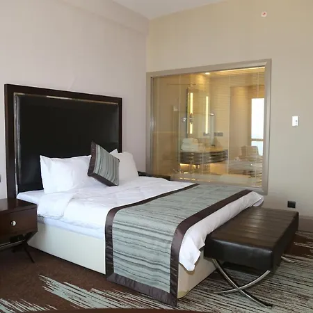 Ramada By Wyndham מלון